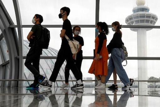 From Monday, vaccinated Singaporean and Malaysian citizens, those holding permanent residency status and work permits can cross the one-kilometre (0.6-mile) causeway separating the countries without having to quarantine.(Reuters)