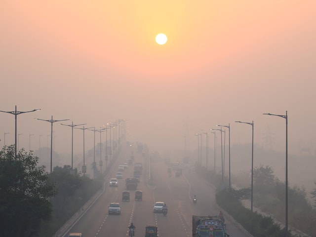 Though the air quality was 12% cleaner this winter compared to the previous year based on an average of 136 cities that had valid daily PM2.5 concentration data, the peak pollution levels were 'alarmingly high', especially in the northern and eastern plains, the CSE report highlighted.
(Representational photo: Shutterstock)