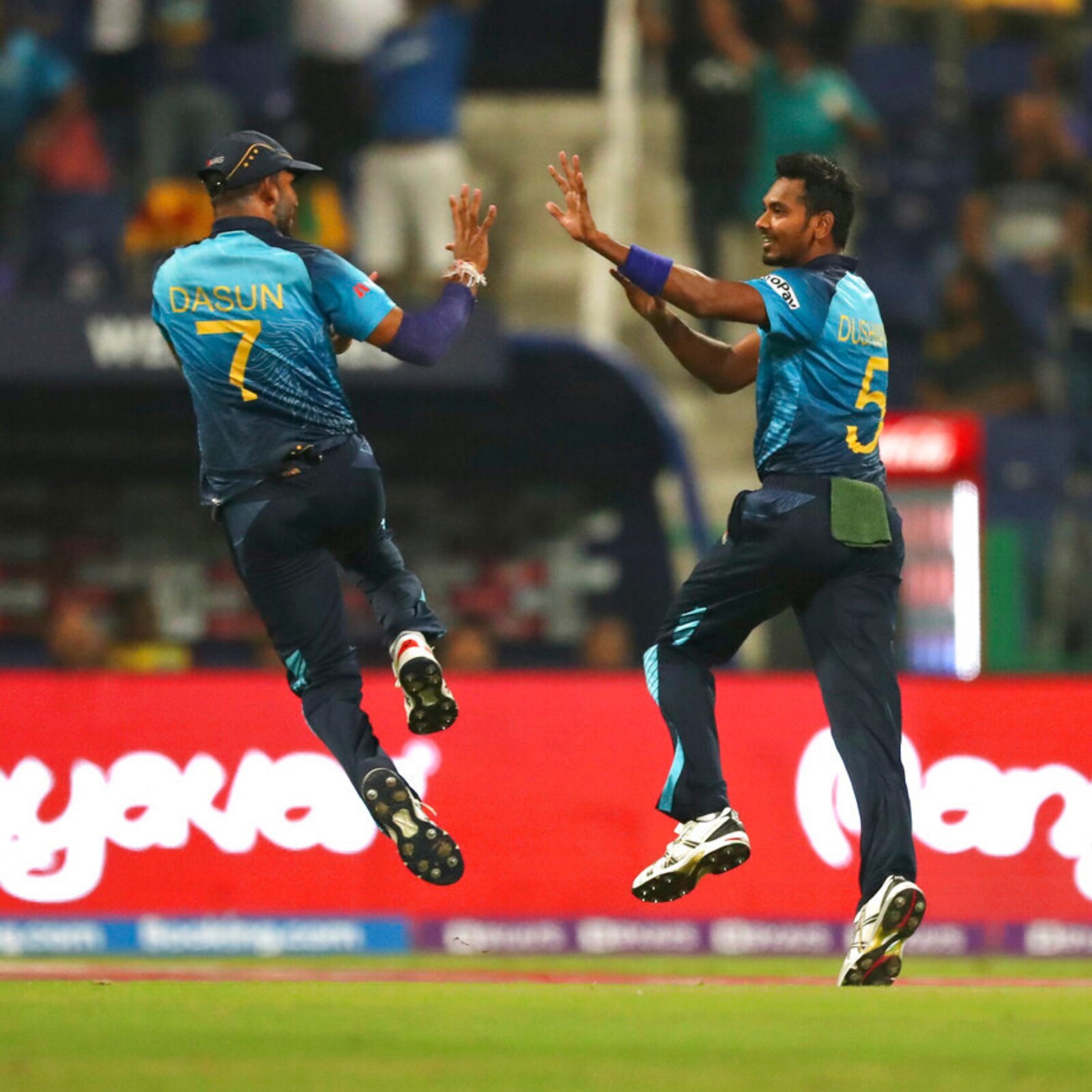 Sri Lanka skipper Dasun Shanaka in #T20WorldCup jersey! 😍 How do you rate  the two? 🏆️ #RoaringForGlory