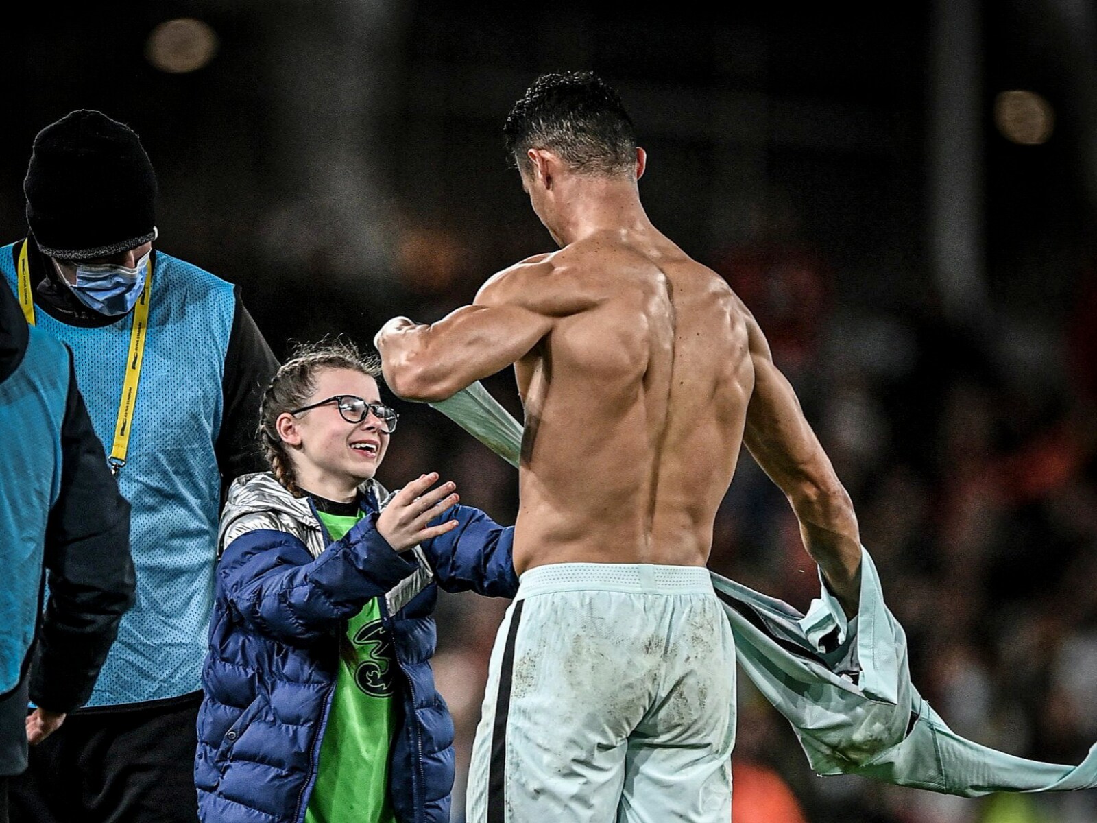 Cristiano Ronaldo gets smooched by Heat mascot 