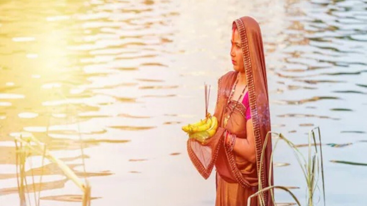 Chhath Puja 2021: From Thekua to Dabh lemon, Here are all the Prasads That You Can Offer to Chhathi Maiya