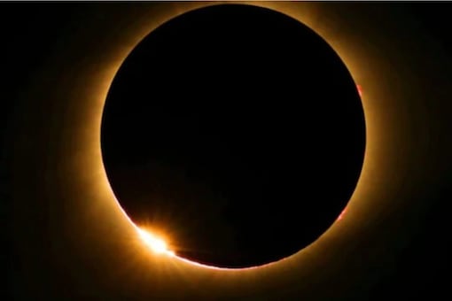 The solar eclipse occurs when the Moon comes between the Sun and the Earth.