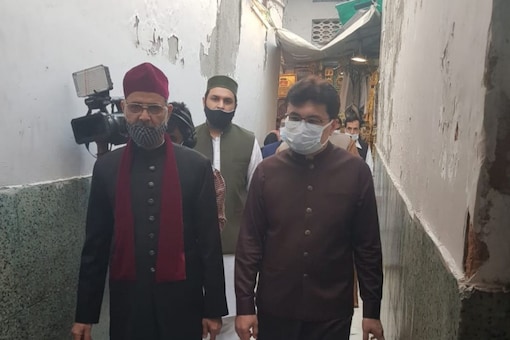 Pakistan Acting High Commissioner Aftab Hasan (right) said it's heartening to see that the pilgrims from Pakistan have arrived to pay obeisance at Nizamuddin Dargah. (Image: News18)