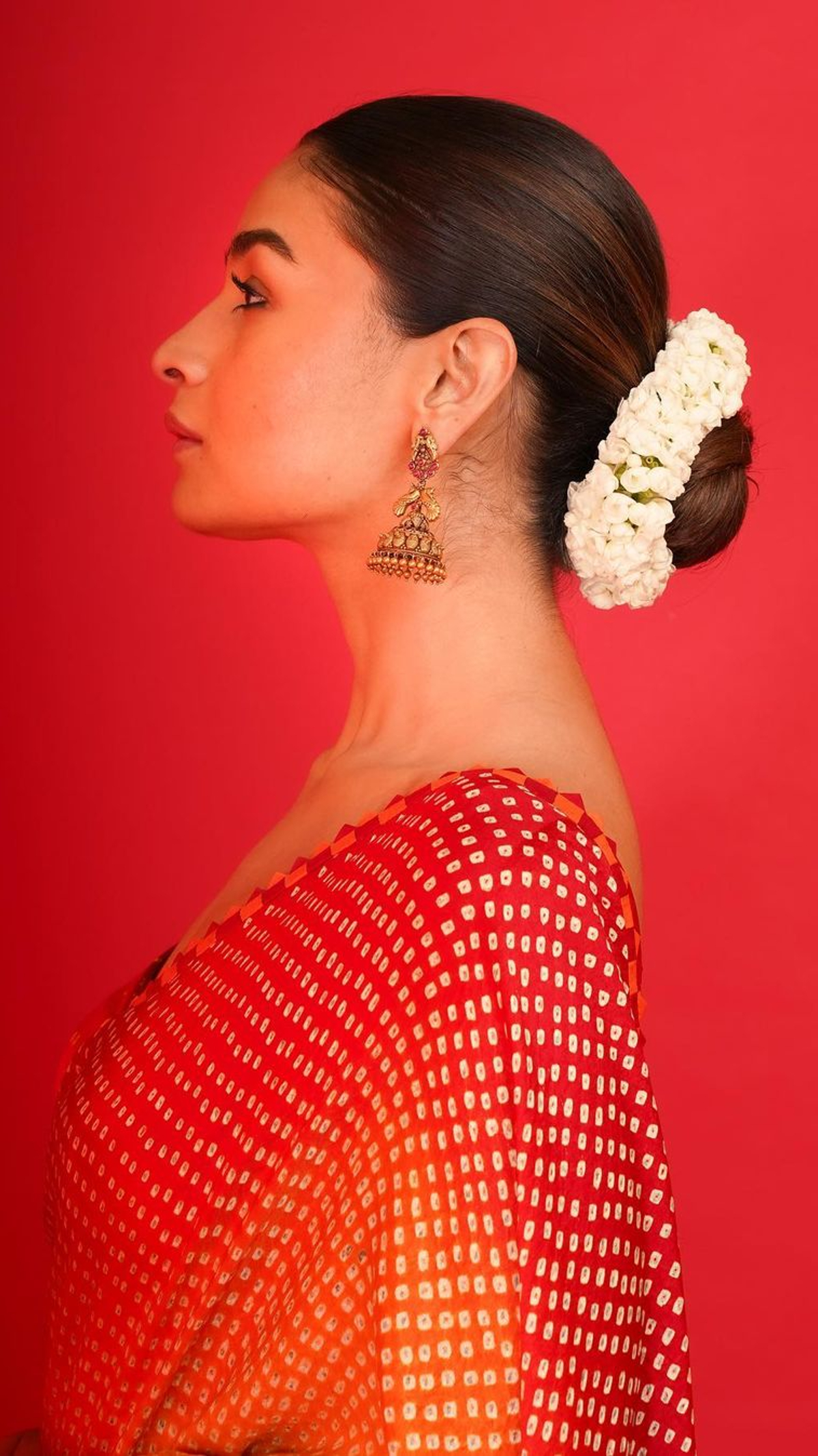 Alia Bhatt Stuns In Red Saree And Beige Salwar, See Diva Ace Gorgeous Ethnic Outfits Alia Bhatt Stuns In Red Saree And Beige Salwar, See Diva Ace Gorgeous Ethnic Outfits