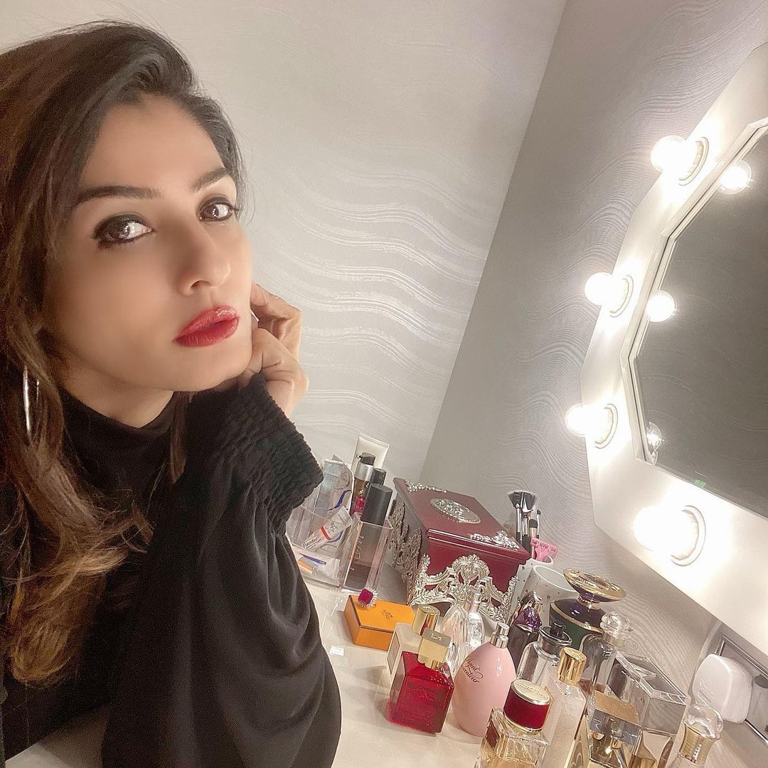 1080px x 1080px - Raveena Tandon's Selfie Game Is Always On Point, Look At Her Drop-dead  Gorgeous Pics