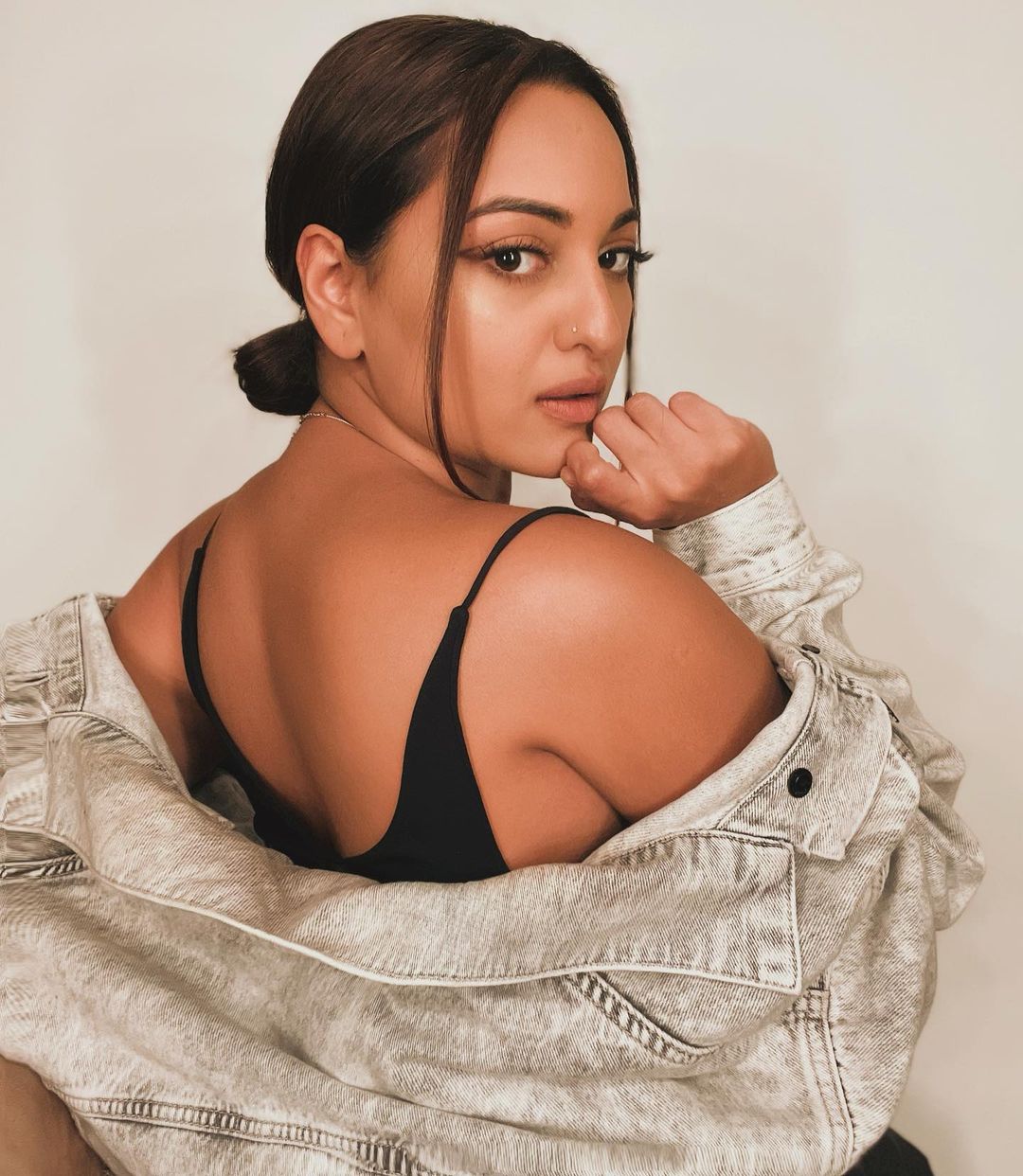 Sonakshi Sinha Sex Chut - Sonakshi Sinha Oozes Hotness In Strappy Top And Denim Jacket, See Her Sexy  Pictures - News18
