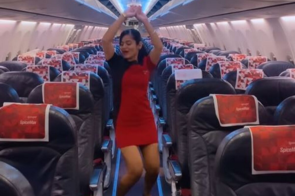 WATCH: SpiceJet Air Hostess Grooves to Sara Ali Khan&#39;s &#39;Chaka Chak&#39; in Empty  Flight