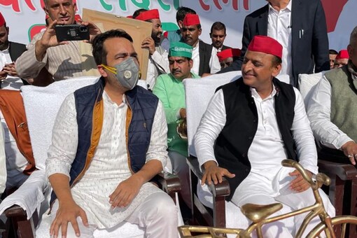 SP chief Akhilesh Yadav with RLD leader Chaudhary Jayant Singh at a joint rally in Meerut on December 7, 2021. (@samajwadiparty/Twitter)