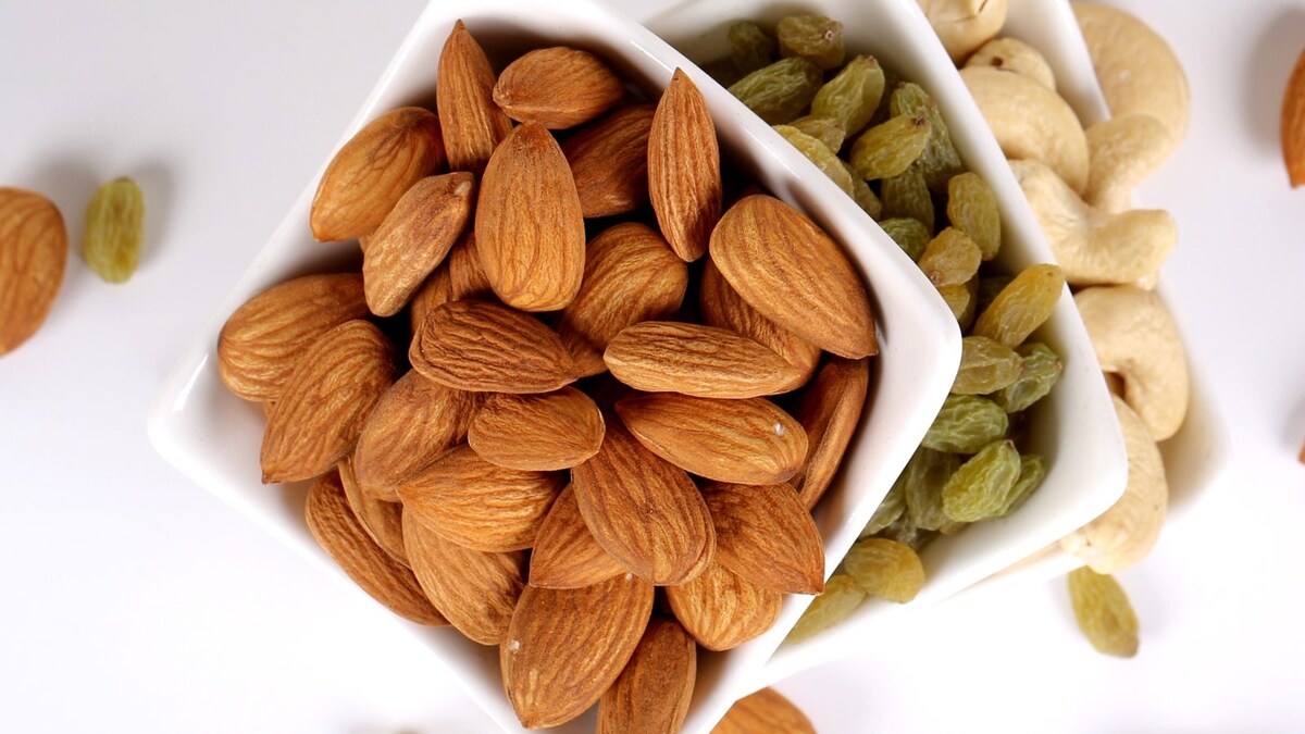 Health Benefits of Including Soaked Almonds and Raisins