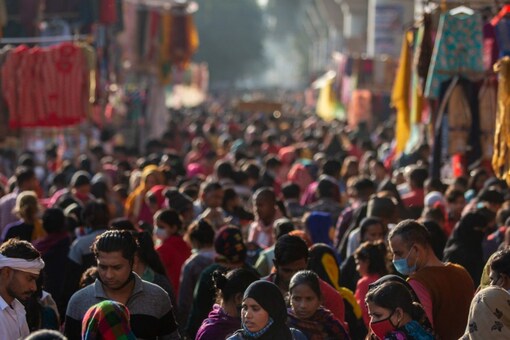 A crowded weekly market in Delhi. NITI Aayog member Dr VK Paul has said that India's R value is now at 1.22, which means that an infected individual is passing on the virus to more than one person. (AP)