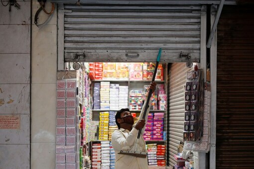 Stringent measures, like in Delhi, will not only cripple economic activities but may also prompt other states or cities to follow the dangerous path and risk the lives of millions of poor, argues Sudhir Mehta. (File photo/Reuters)