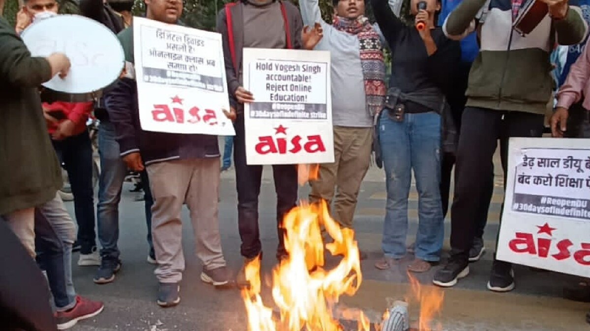 30-days on, DU Reopening Protest Continues, Students Burn VC’s Effigy, 'Reject Online Education'