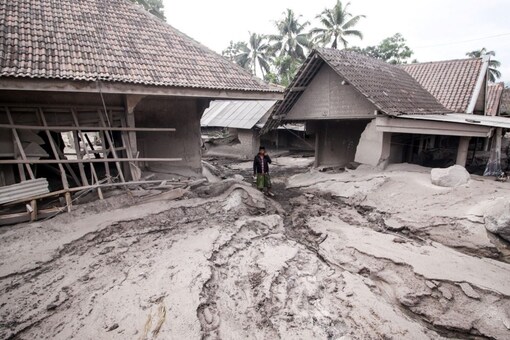 Searing gas raced down the sides of the mountain, smothering entire villages and killing or seriously burning those caught in its path. (Image: Reuters)
