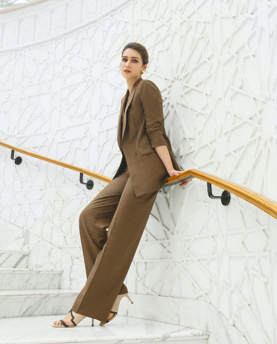 Kriti Sanon Monotone Brown Pantsuit: #KritiSanon exudes boss lady vibes in classy brown pantsuit; It’s her cool caption we're rooting for 3 kriti sanon 3