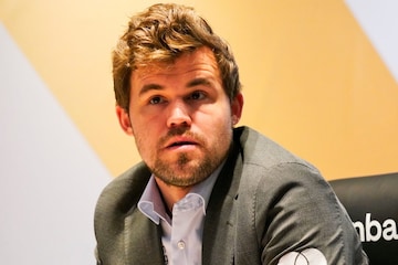Carlsen faces Howell in last game as world champion