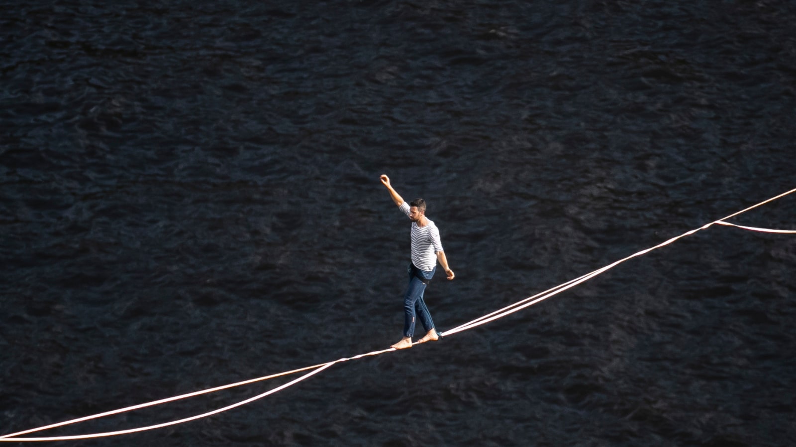 O Demolidor francês completa caminhada no Slackline 80 metros acima do solo no Brasil