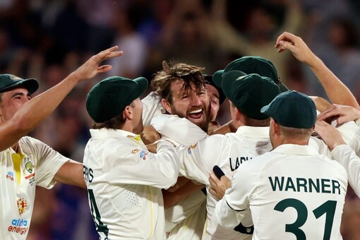 England limp to 17-2 after Australia declare at 473-9 (AP Image)