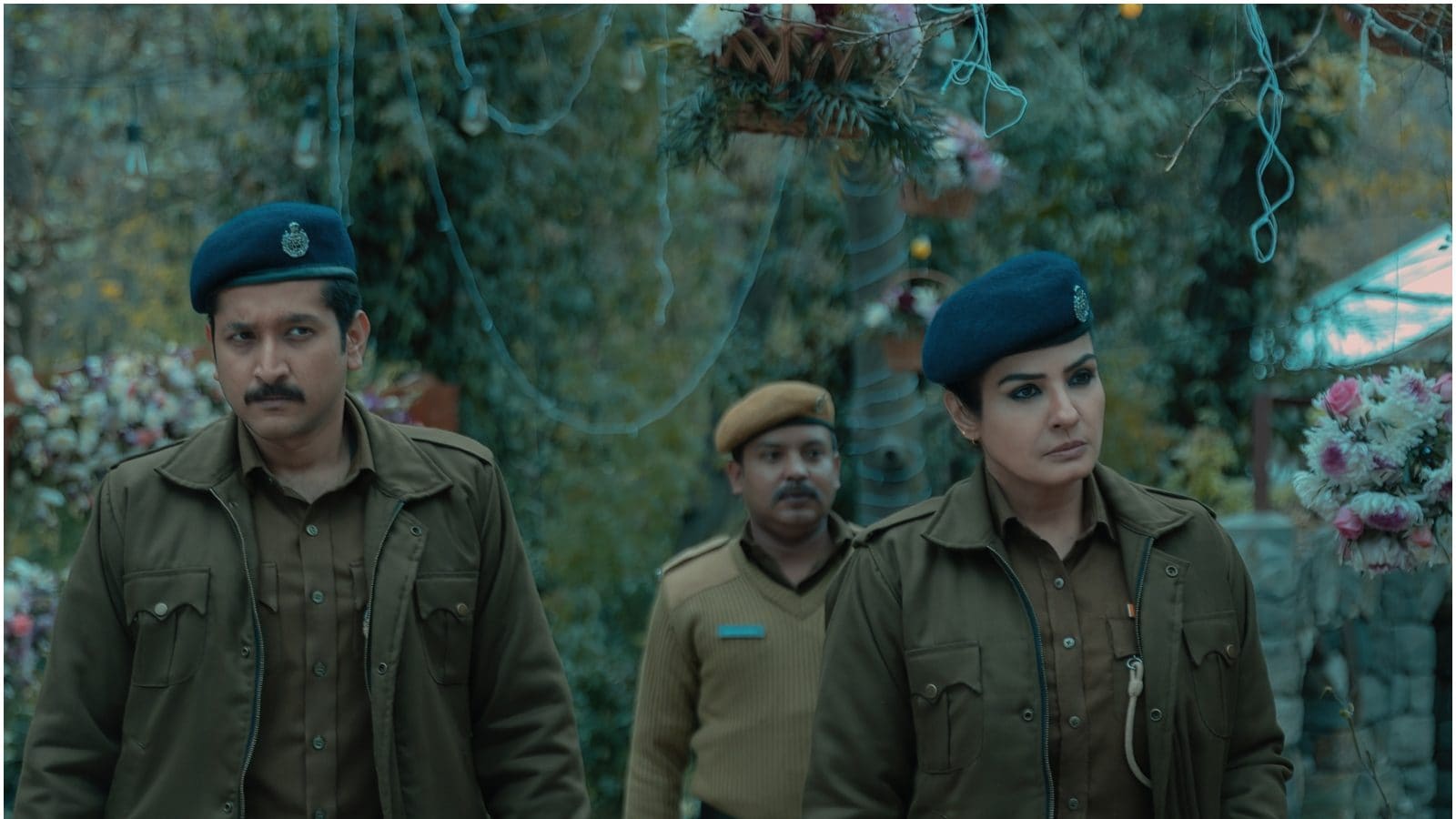 Raveena Tandon dan Parambrata Chatterjee Dibebani dengan Skrip Ceroboh di Seri Netflix