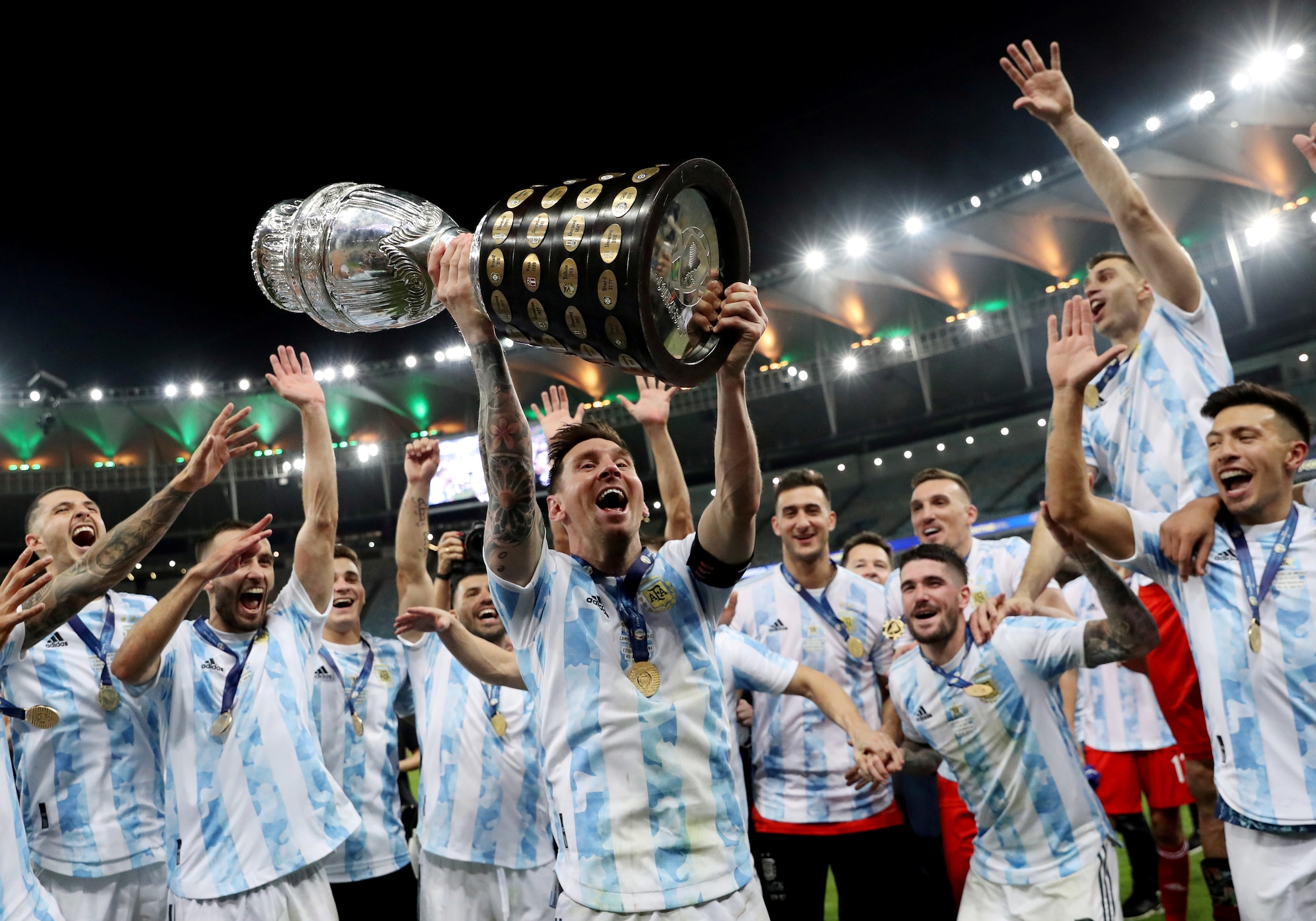 El argentino Lionel Messi y sus compañeros celebran ganar la final de la Copa América 2021 contra Brasil en el estadio Maracaná de Río de Janeiro, Brasil, el 10 de julio de 2021 (Foto: Reuters/Amanda Perubelli)