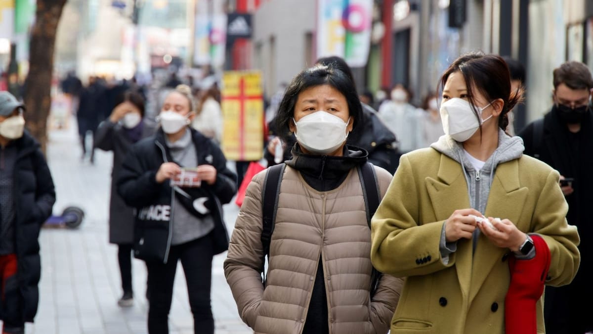 EU Lifts Mask Requirement for Air Travel as Pandemic Ebbs