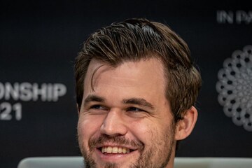 Magnus Carlsen Blows Ian Nepomniachtchi Away to Claim Fifth Chess World  Title - News18