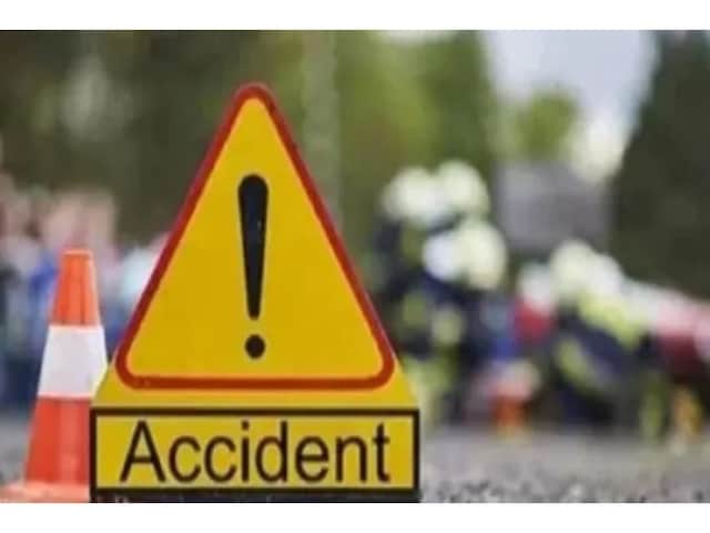 Traffic on the highway was blocked for a few hours before the mangled vehicle was removed. (Representative image/Shutterstock)