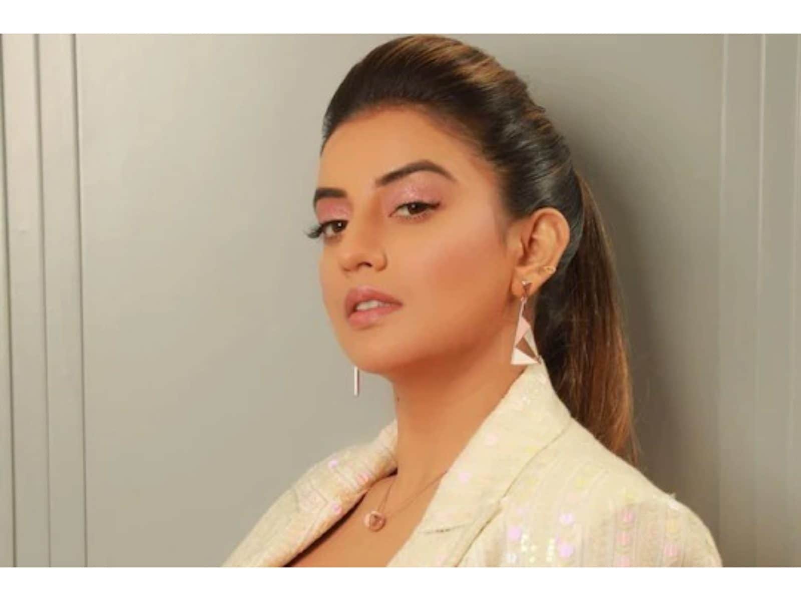1600px x 1200px - Bhojpuri Star Akshara Singh Pulls off Bold Look to Perfection, But Trolls  Target Her