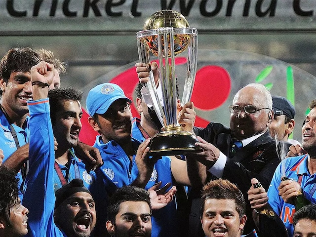 The Indian team with 2011 ICC Cricket World Cup.
