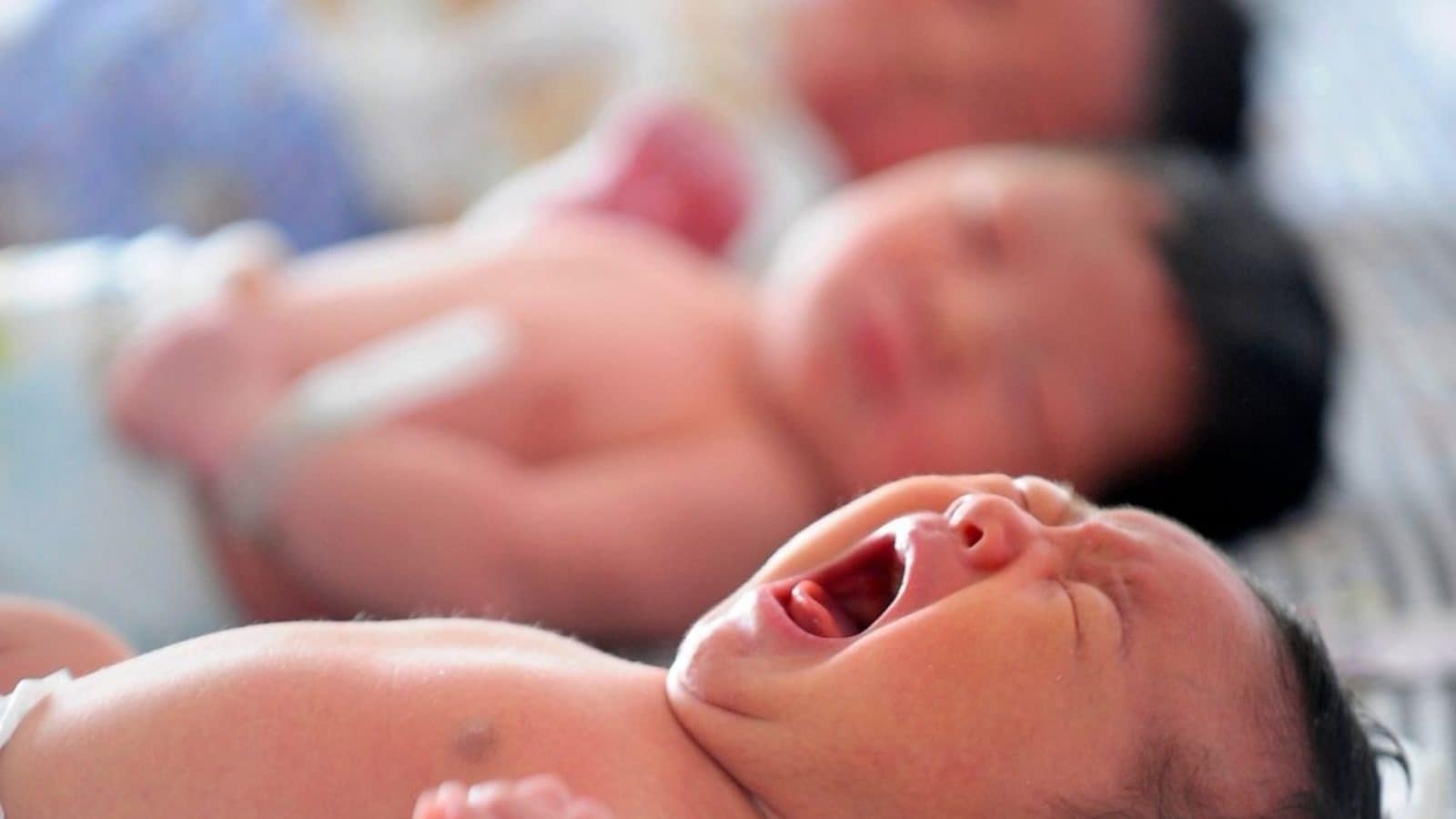 Бала родит. Новорожденный в Казахстане. Новорожденный казахский ребенок. Китайские младенцы в роддоме.