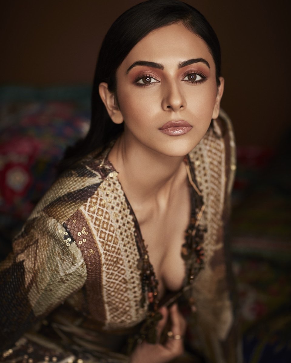Rakul Preet Singh Wins The Internet With Her Bronzed Look, Check Out Diva's  Ravishing Pics - News18