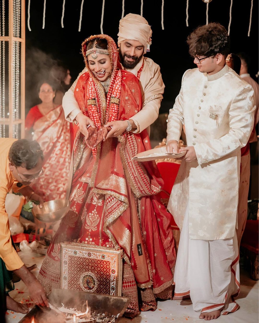 Bengali Bride Wore A Unique Tarun Tahiliani Lehenga, Ditched The 'Shankha  Pola' For 'White Chooda'