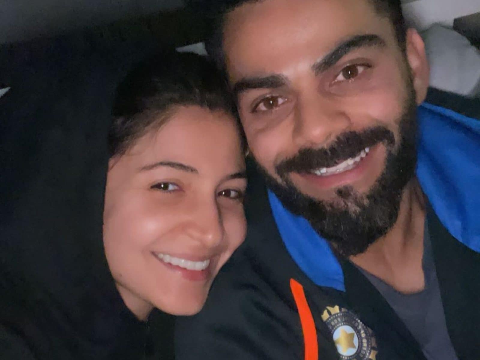 Anushka Sharma Poses For Mushy Pics With Hubby, Virat Kohli, Carries A  Petite Bag Worth Rs 1.5 Lakhs