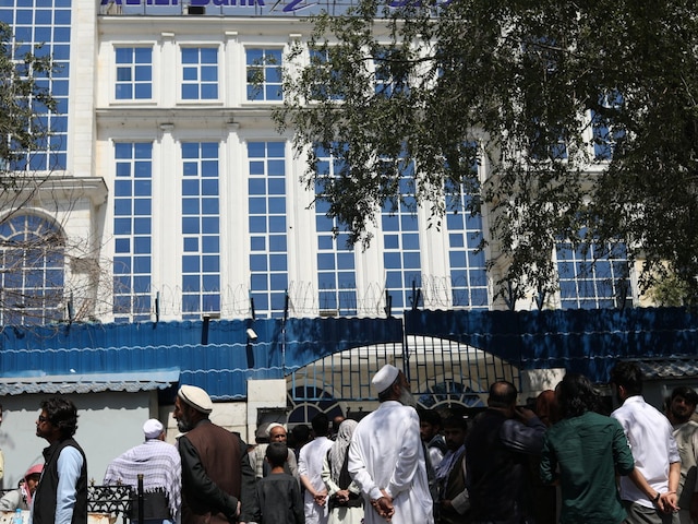 Afghans wait in line in front of Azizi Bank in Kabul, Afghanistan in this file photo from September 2021 (Image: Reuters/ WANA)