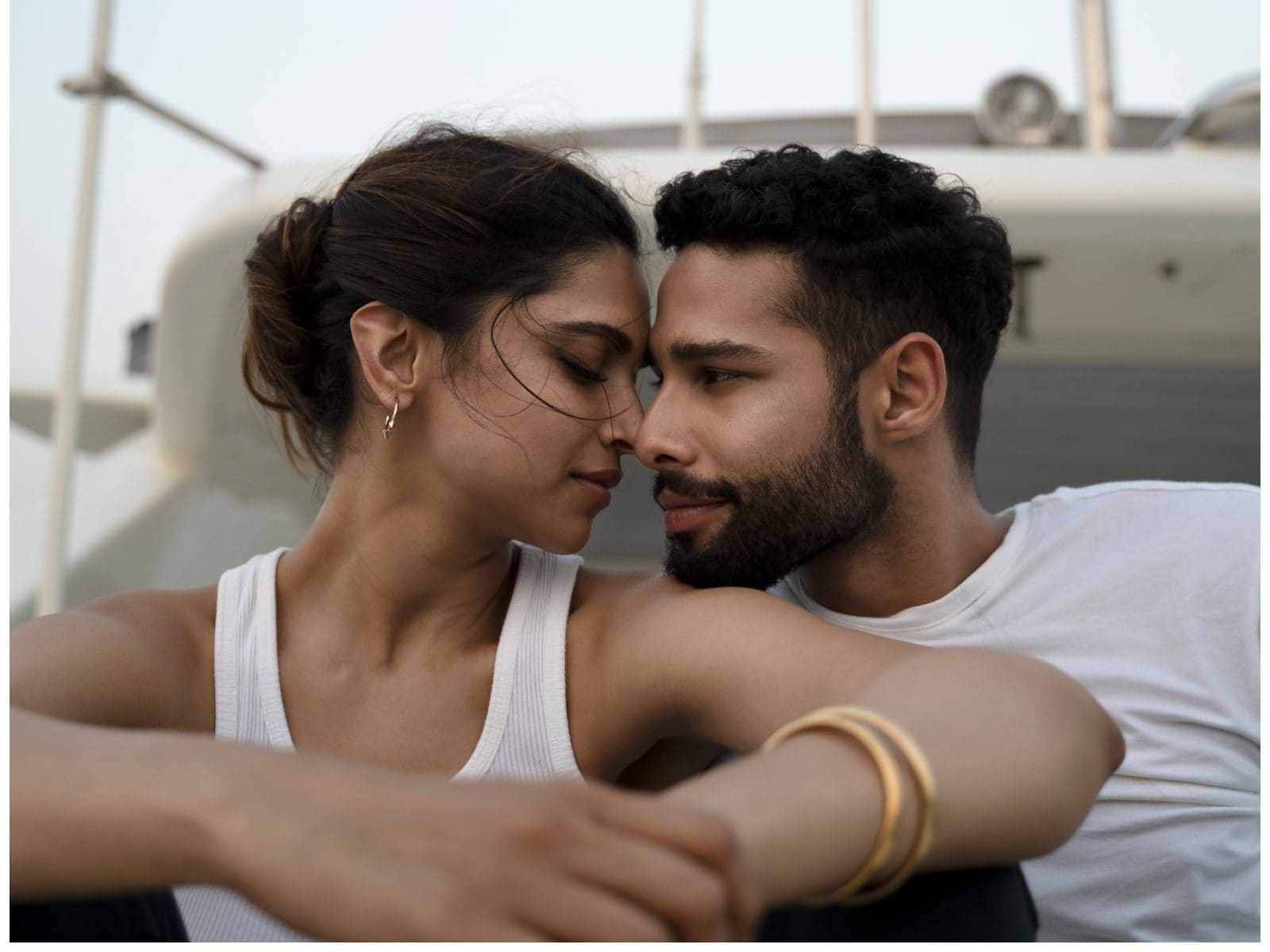 1600px x 1200px - Deepika Padukone and Siddhant Chaturvedi Get Hot and Heavy in Gehraiyaan  First Song Doobey - News18