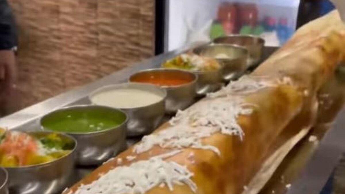 This Delhi Eatery is Offering You Rs 71,000 For Eating a 10-foot-long Dosa