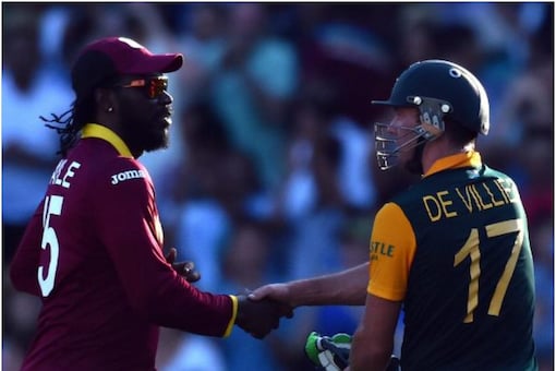 ӹҹԡͿԡ AB de Villiers ʴԹաѺ Chris Gayle ӹҹա˹觢ͧ West Indies  (Ҿ: Ե/ICC)