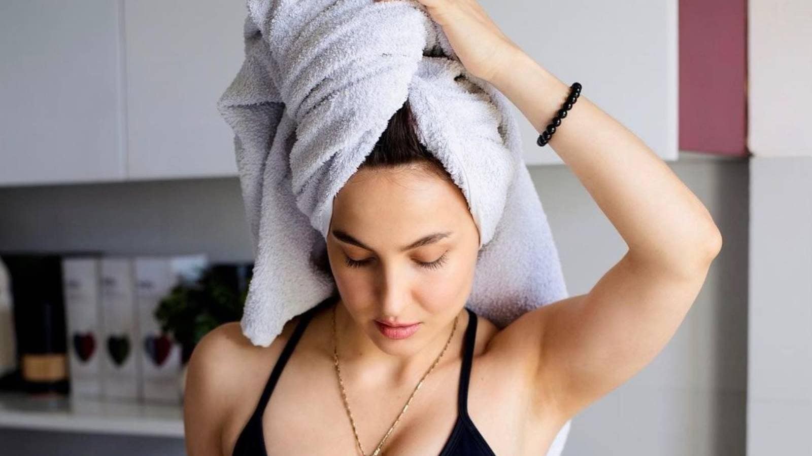 Девушка с полотенцем на голове. Женщина в полотенце пьется. Девушка держит полотенце. Селфи с полотенцем на голове. Call myself