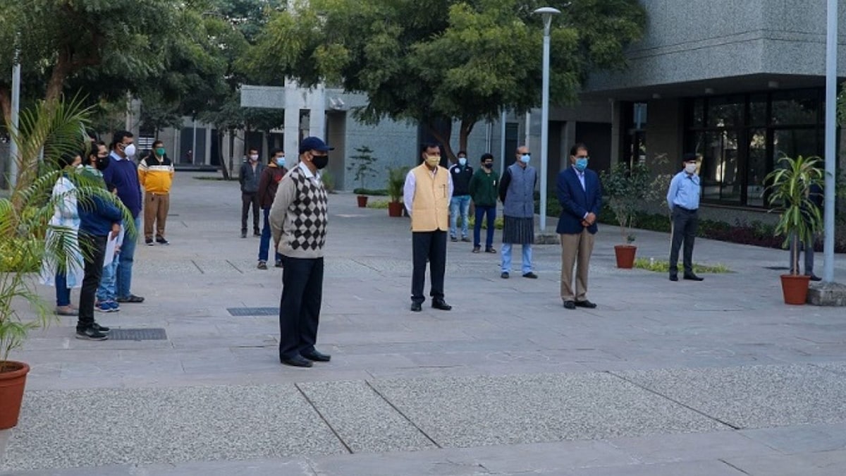 From Drivers to Caretakers, IIT Gandhinagar Felicitates Non-teaching Staff for Their Services During Pandemic