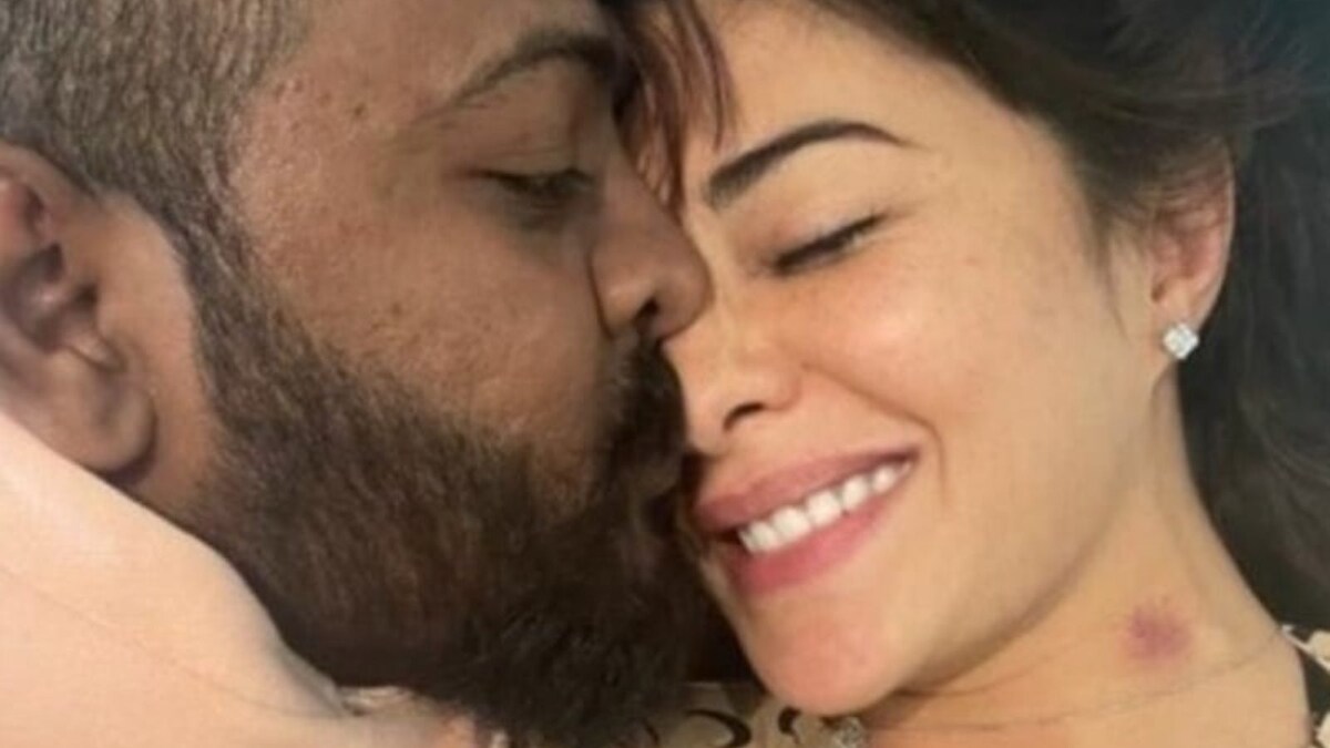 Jacqueline Fernandez Gets Kiss From Conman Sukesh Chandrasekhar In New Leaked Pic, Reveals a Hickey