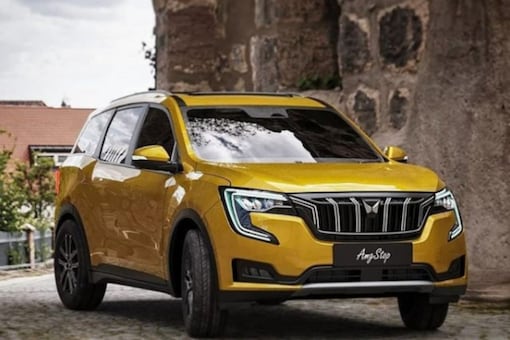 The golden wrap-finished Mahindra XUV700 looks rather tasteful. (Image Source:@XUV700ownersclub/Instagram)