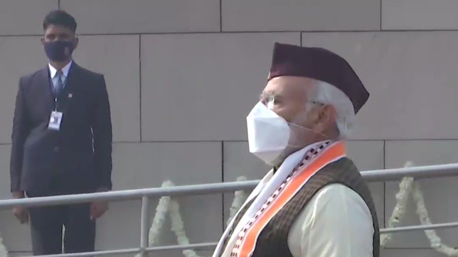 PM Modi Wears Cap from U'khand, Dons Flower Used During Kedarnath Pooja ...