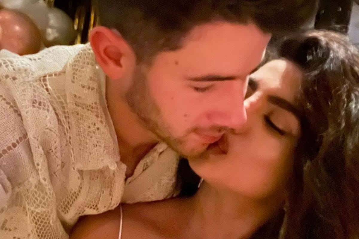 1200px x 800px - A Loved-up Pic of Nick Jonas With His 'Forever New Year's Kiss' Priyanka  Chopra Jonas - News18