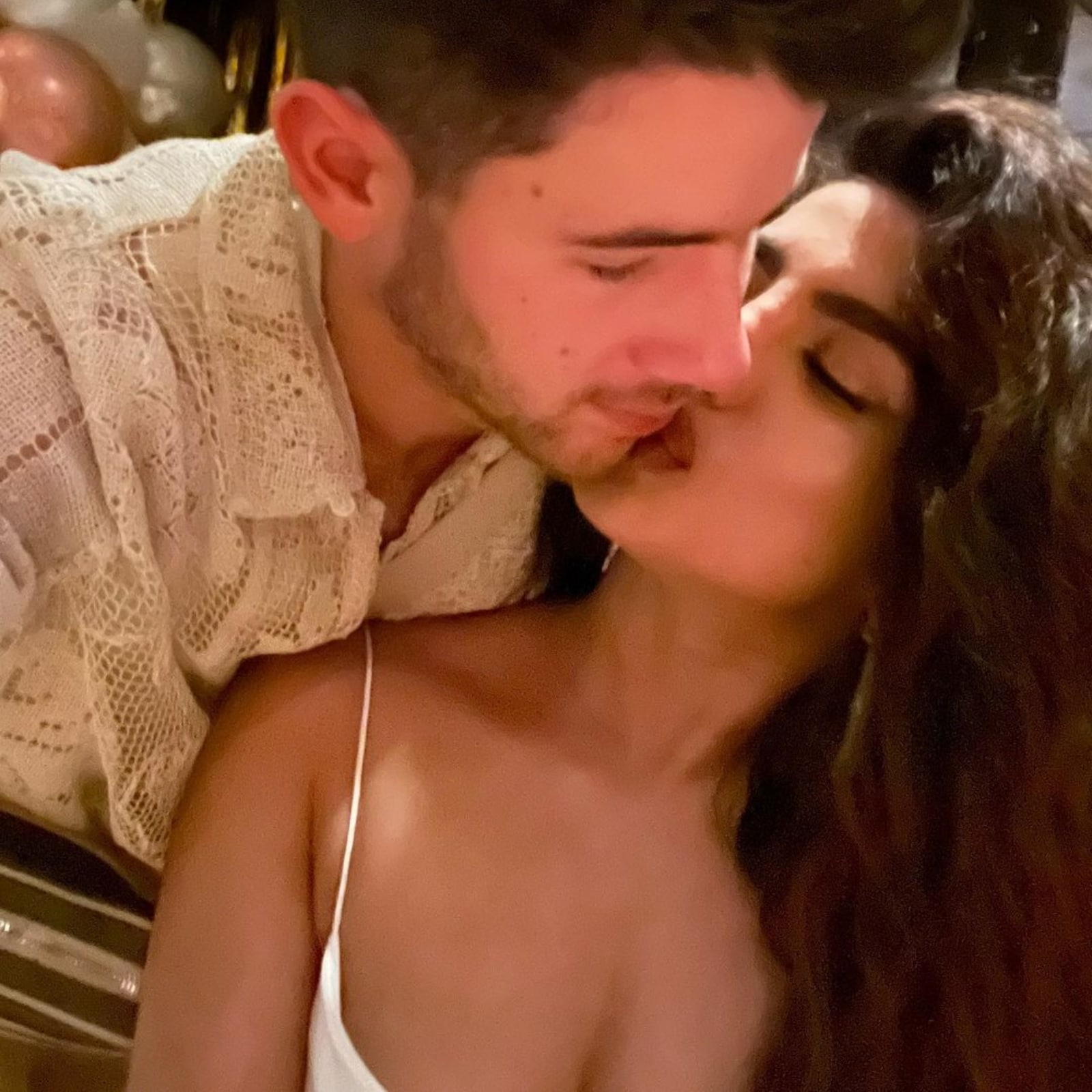 1600px x 1600px - A Loved-up Pic of Nick Jonas With His 'Forever New Year's Kiss' Priyanka  Chopra Jonas - News18