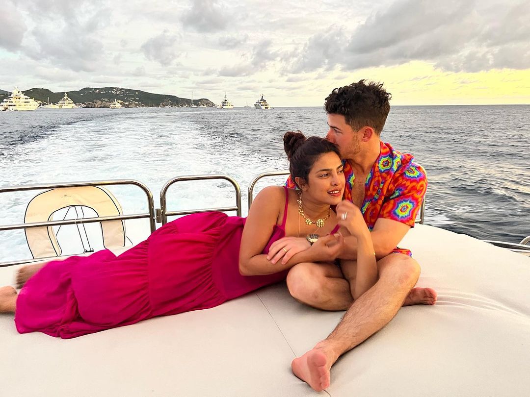 1080px x 810px - Priyanka Chopra And Nick Jonas Welcome New Year With Romantic Getaway On A  Yacht, See Their Adorable Pics - News18
