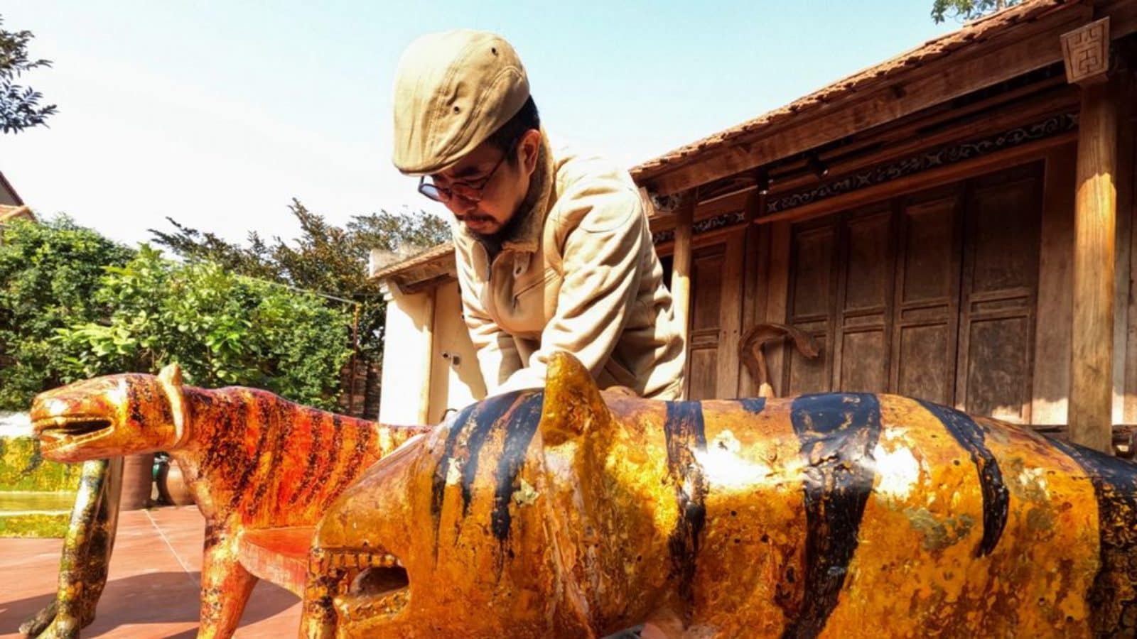 Những con hổ được chạm khắc của nghệ nhân Việt Nam quay đầu