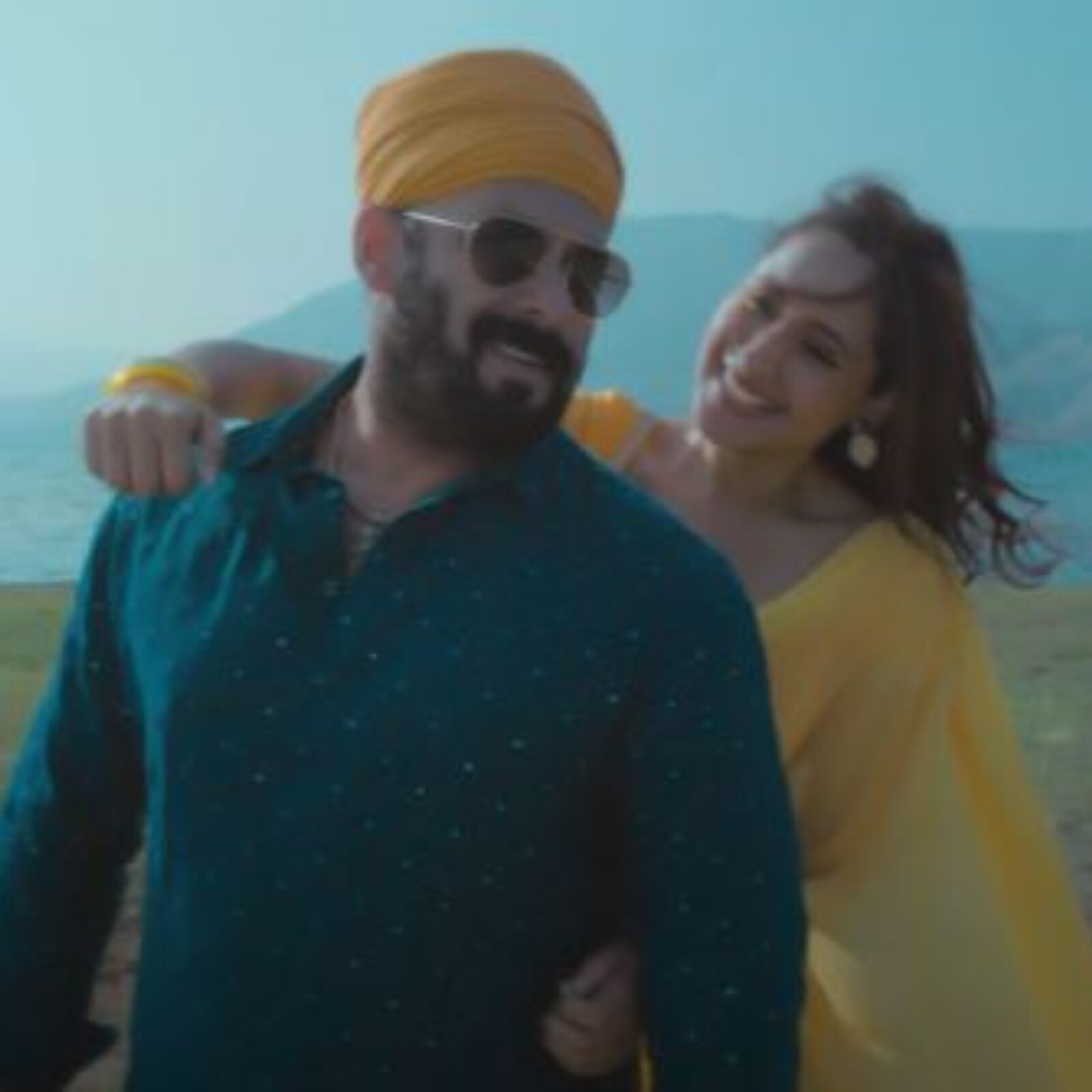 Salman Khan, Pragya Jaiswal Are Deeply in Love in New Song Main Chala, Sung  by Guru Randhawa and Iulia Vantur