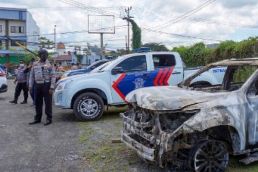 Police stand guard near Double O nightclub where at least 19 people were killed in clashes between two groups, in Sorong in Indonesia's West Papua province on January 25, 2022. (Image: AFP)
