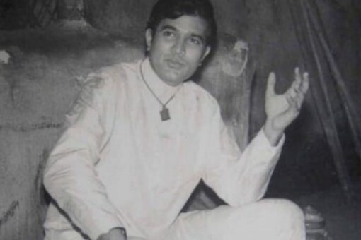 Once Rajesh Khanna was suffering from a high fever and his fans got the news.
