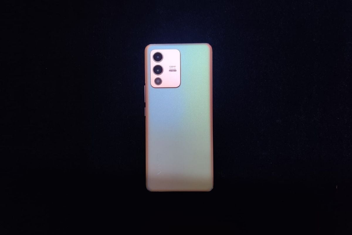 Only the Sunshine Gold colour of the smartphone comes with a colour changing AG Fluorite glass back panel. (Image Credit: News18/ Darab Mansoor Ali)