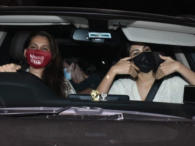 Rhea Chakraborty And Anusha Dandekar Struggle To Wade Through Paparazzi ...